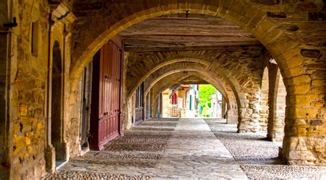  Les Arcades de la Place Royale: A Majestic Architectural Masterpiece and Historical Playground!