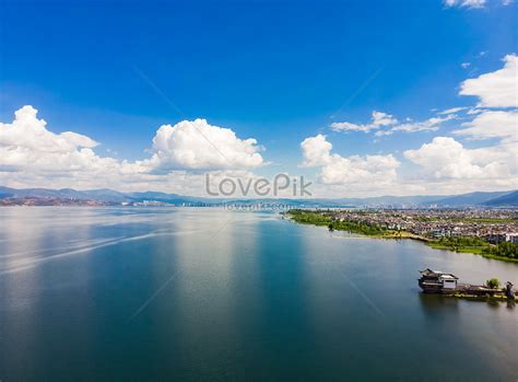  The Eerie Elegance of Erhai Lake: A Mystical Mirror Reflecting Yunnan’s Splendor!