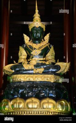 วัดพระแก้วมรกต บริเวณเชิงเขา และ สถานที่ศักดิ์สิทธิ์ ที่แสนสงบ